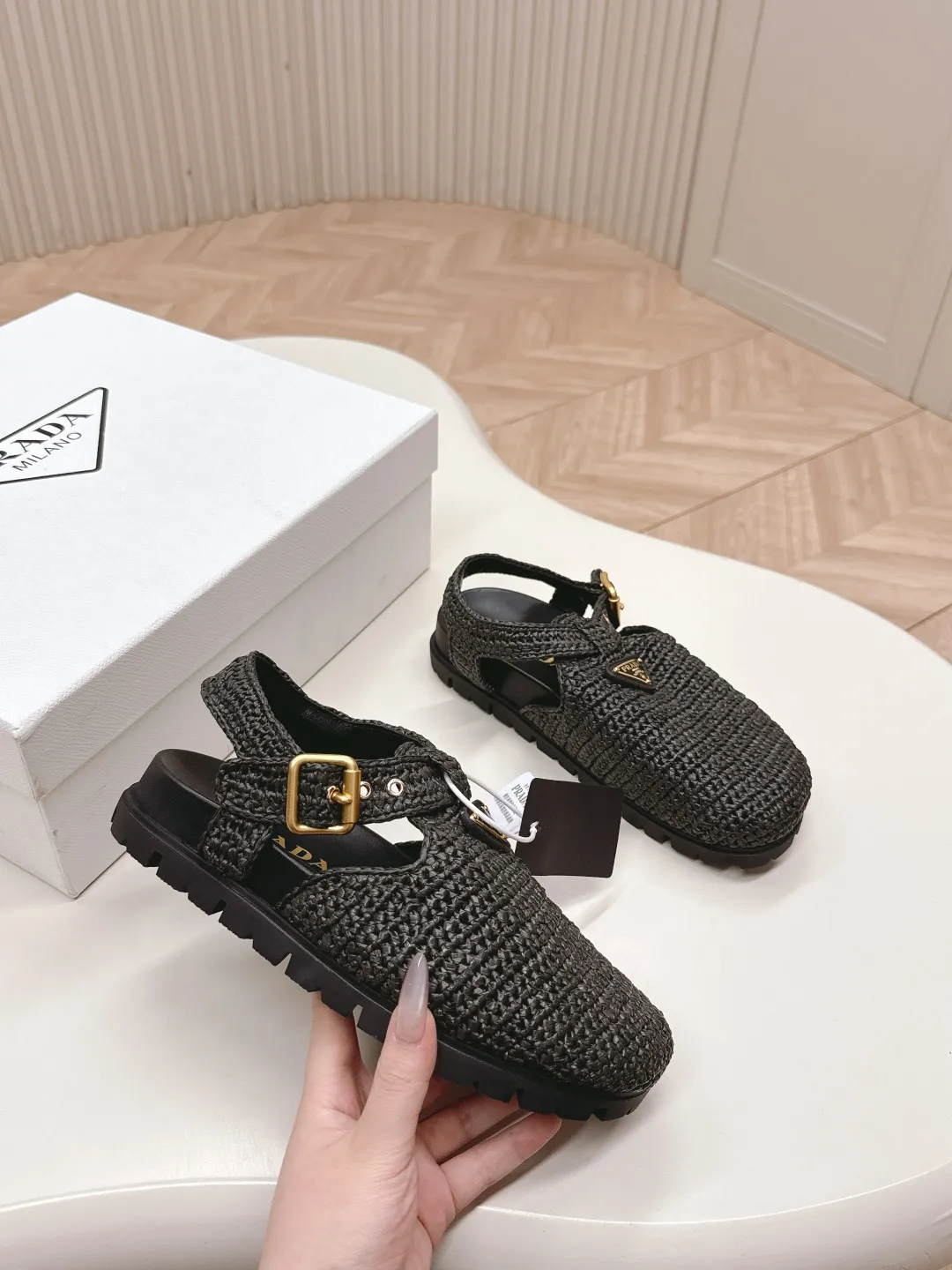 👟👟Ex-factory price 640👟👟 Original environmentally friendly PP paper material, high version prada Roman woven thick-soled rubber sandals, latest environmentally friendly ♻️PP material, high price, fully handmade crochet, just like knitting sweaters, slow work and meticulous work, retro fashionable and avant-garde thick-soled soles with rubber uppers, retro wood grain to meet the various choices of fashionable people of different styles! The iconic metal triangle logo is paired with the shape of ancient beach sandals. Every design element is fashionable! Code number 35-41